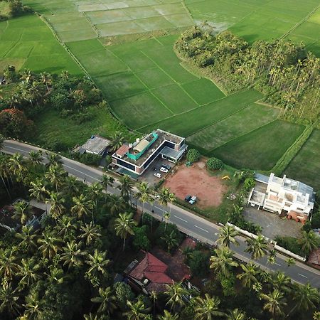 Paddyfield Inn マナンタバディー エクステリア 写真